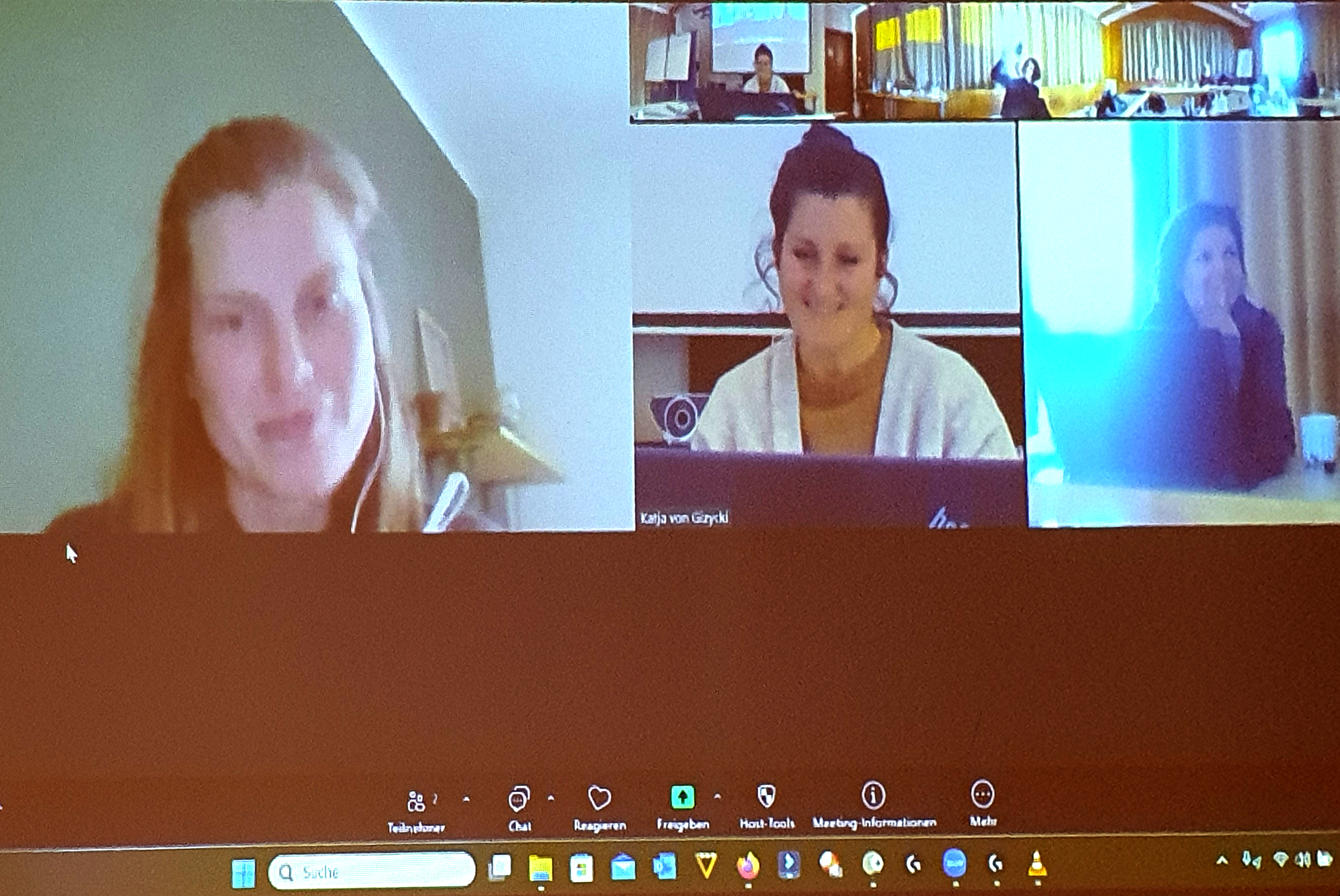 Alexandra Abschluss Zoomansicht